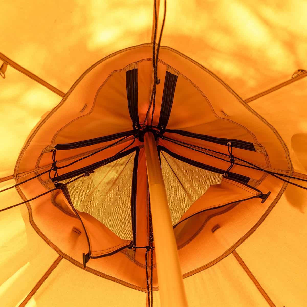 Winnerwell Arctic von innen, die Spitze gerade von unten mit Stange und Lüftungsklappen
