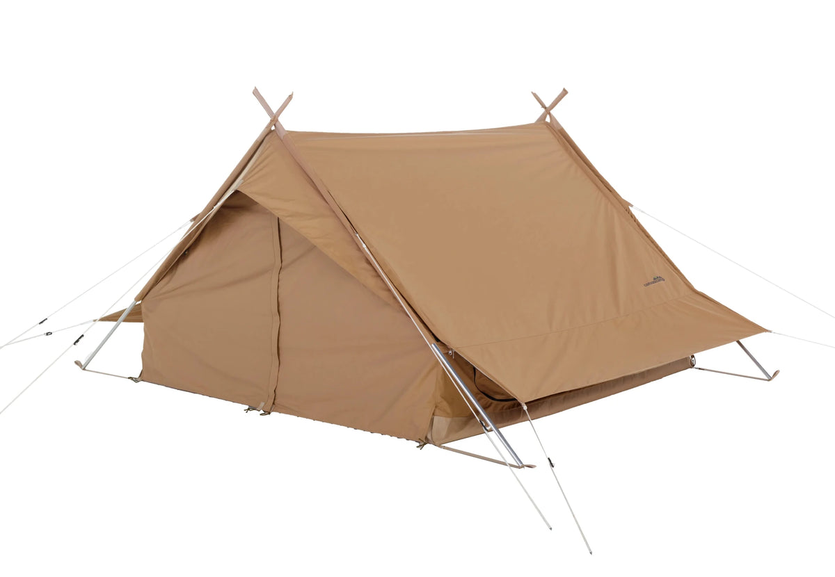 CanvasCamp Altaï Firstzelt aus braunem Canvas mit gekreuzten Stangen und überstehendem Dach, schräg von vorne