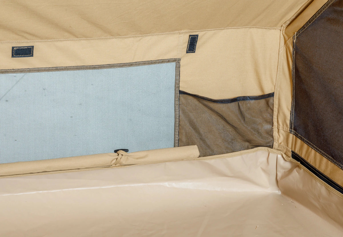 CanvasCamp Altaï von innen, Netzfenster, eine aufgerollte Klappe und der Boden mit hochgezogenem Rand