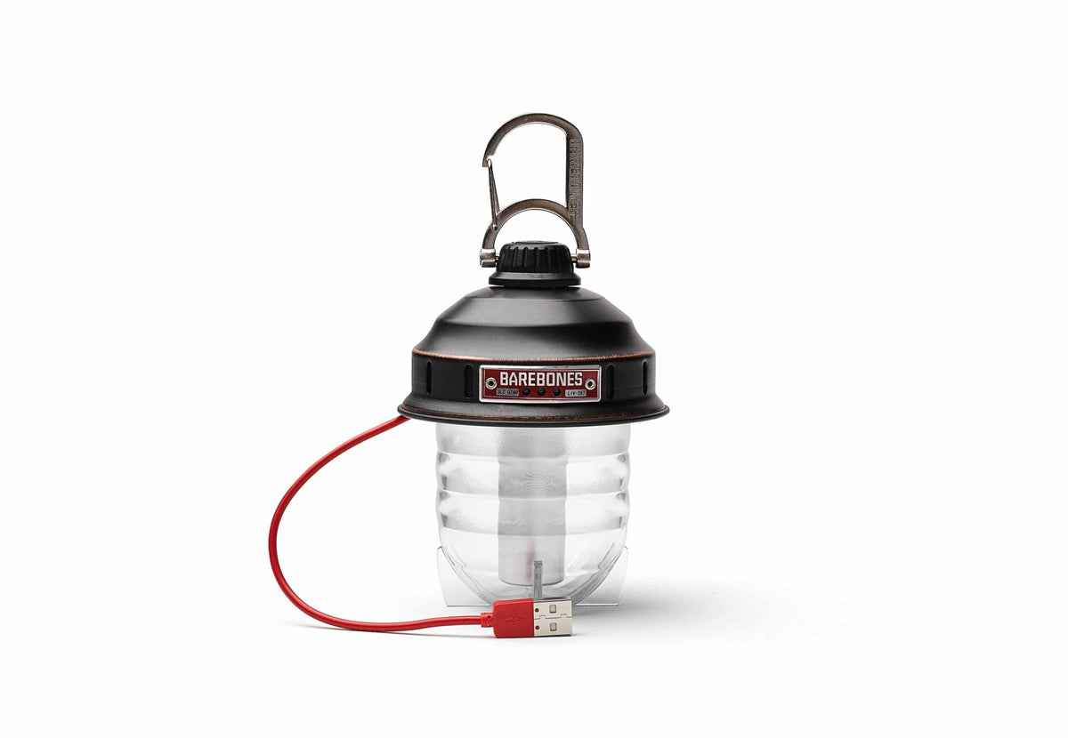 Barebones Beacon in Schwarz mit angeschlossenem rotem Ladekabel