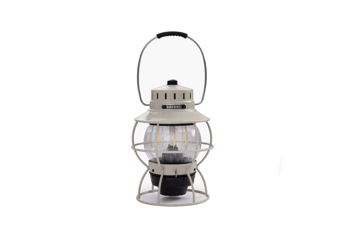 Barebones Railroad Camping Light in Hellgrau, altmodische Eisenbahnlampe mit Tragebügel