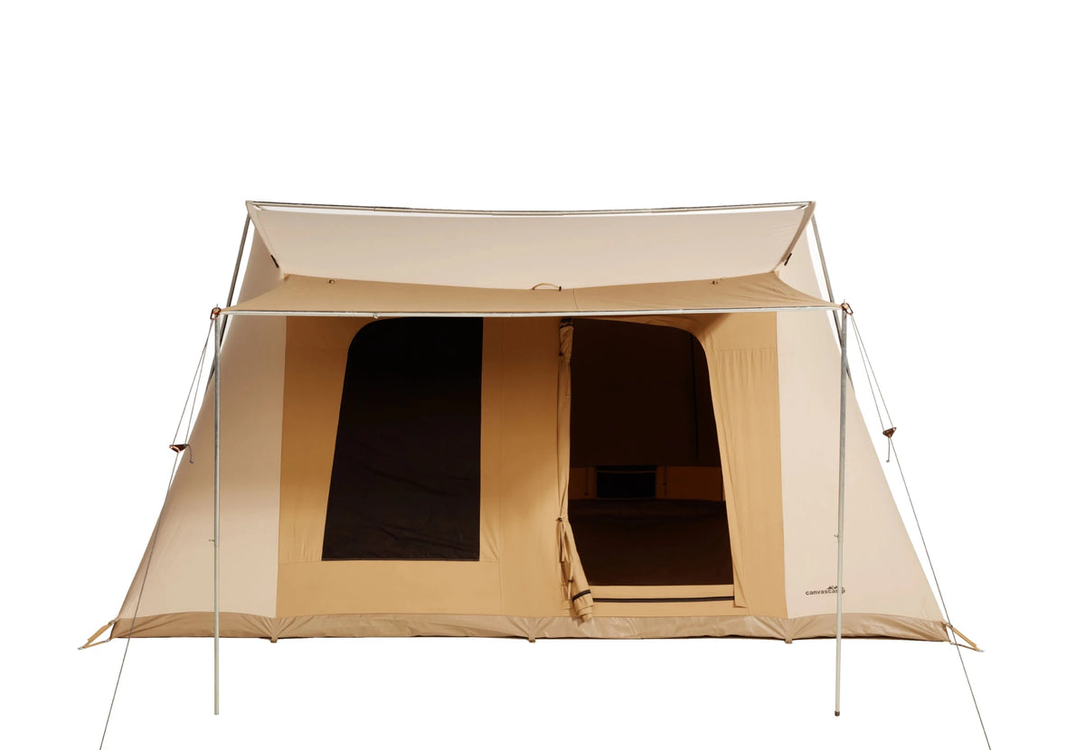 CanvasCamp Big Horn Firstzelt, beiges Canvaszelt mit Vordach, offener Tür und einem Fenster, Vorderansicht