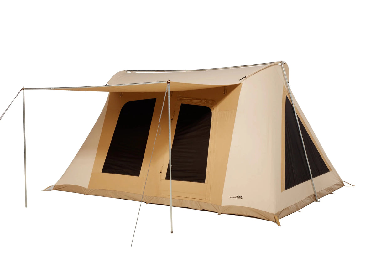 CanvasCamp Big Horn schräg von vorne mit aufgestelltem Vordach auf zwei Stangen und schwarzen Netzfenstern