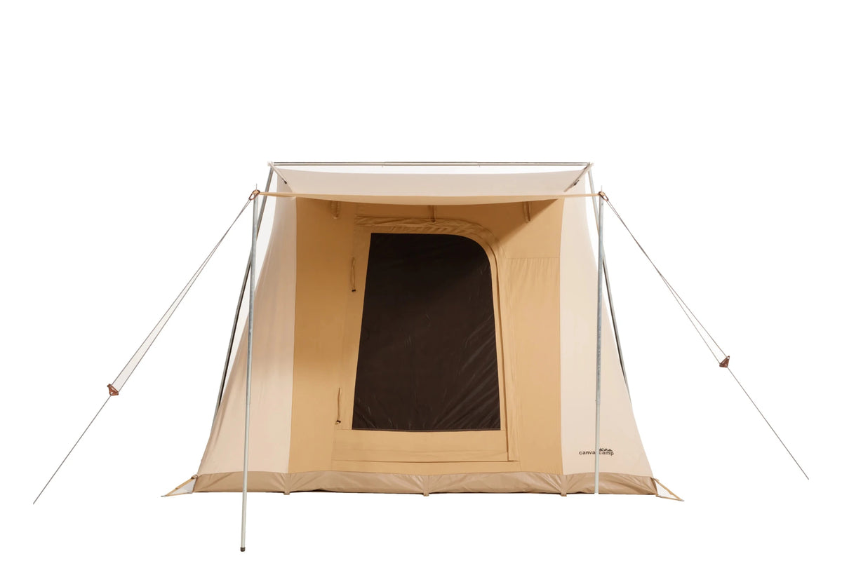 CanvasCamp Big Horn Vorderansicht mit großem Netzfenster in der Vorderwand und gespannten Abspannleinen