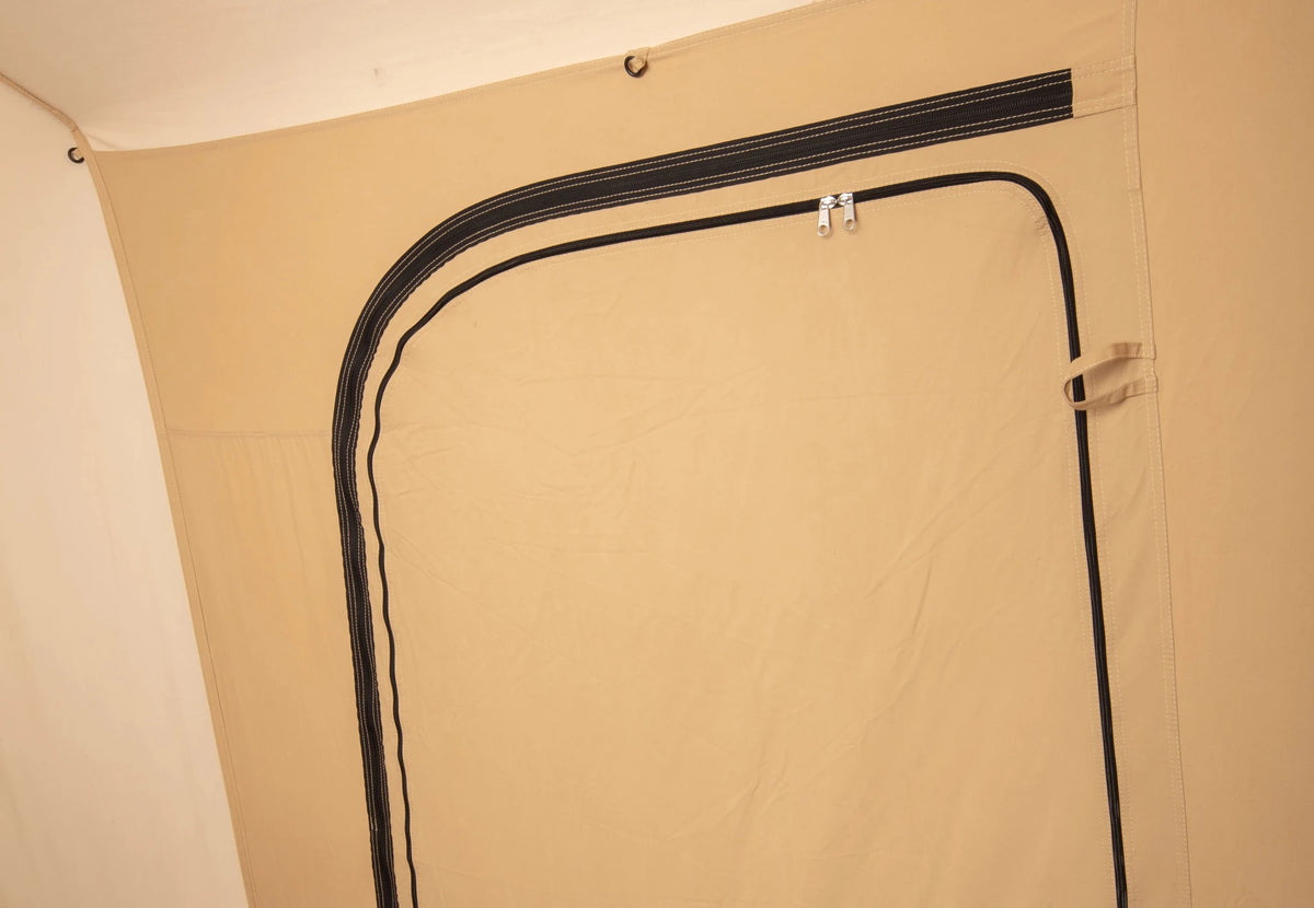 CanvasCamp Big Horn, Detail einer geschlossenen Fensterklappe mit schwarzem Reißverschluss an der Innenseite