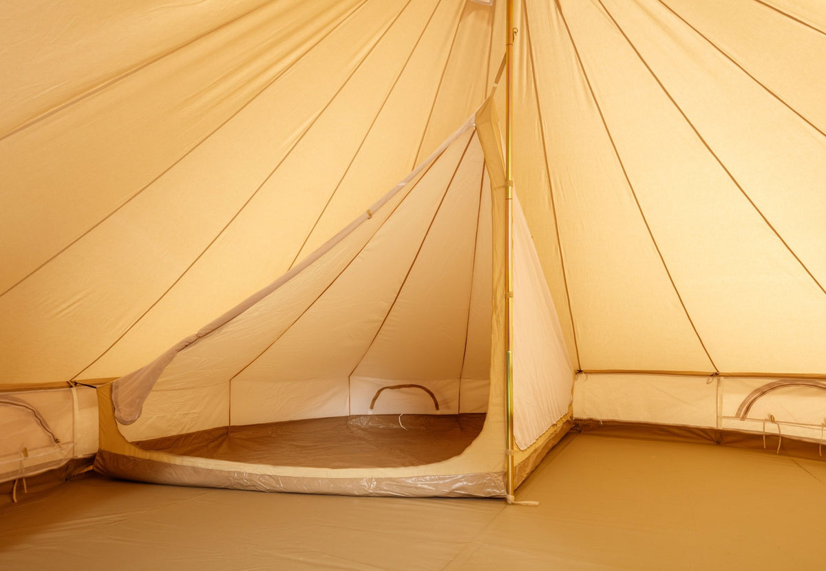 CanvasCamp Sibley Innenzelt schräg von der Seite mit aufgeschlagener Tür und Blick auf den Boden