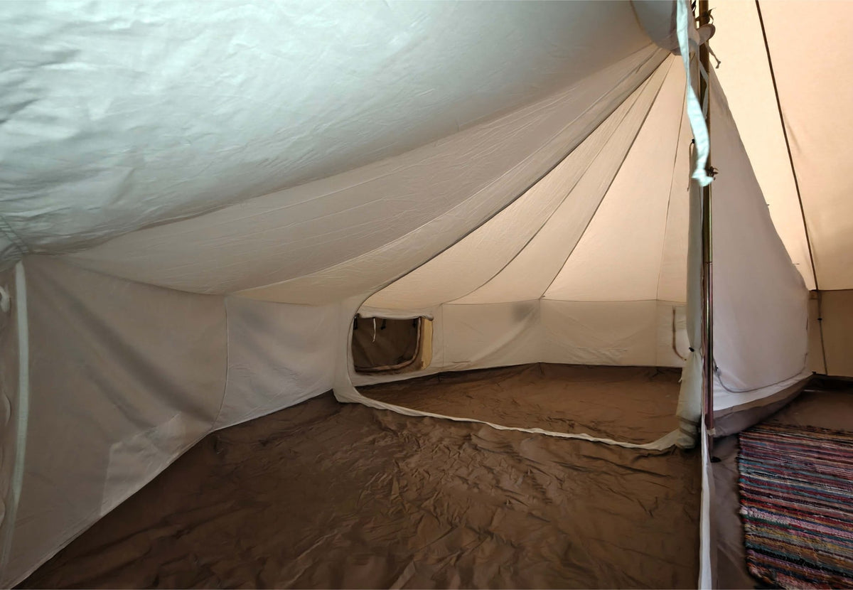 CanvasCamp Sibley Innenzelt in Gebrauch, Blick entlang der Innenwand mit einem kleinen Fenster