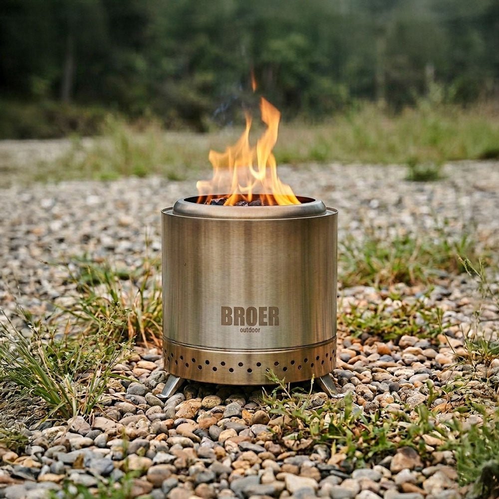 Broer Outdoor Vortex Feuerschale mit brennendem Feuer auf einer Kiesfläche in der Natur