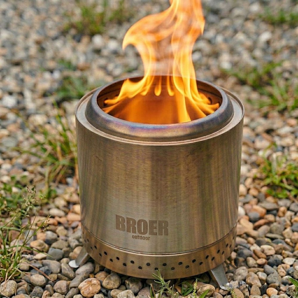 Broer Outdoor Vortex aus der Nähe mit hohen Flammen über dem Rand, auf Kies