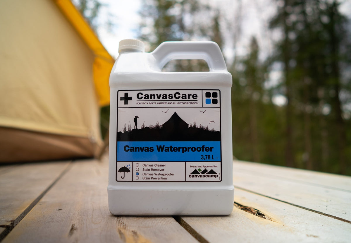 CanvasCare Waterproofer auf einem Holzdeck neben einem Zelt zwischen den Bäumen