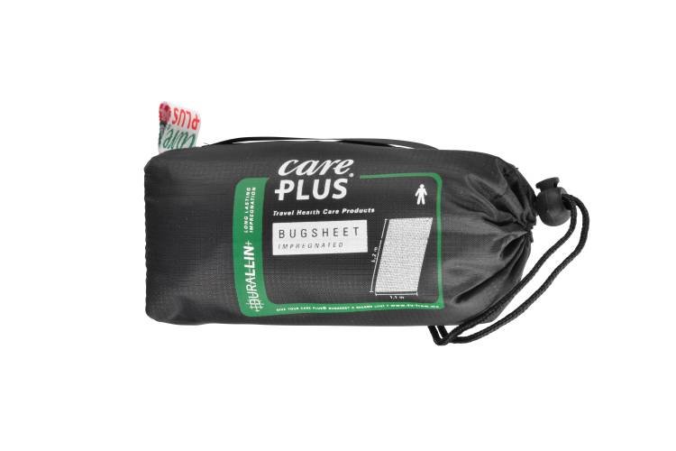 Care Plus Bug Sheet Moskitonetz aufgerollt in einer schwarzen Tasche mit Kordelzug und grünem Etikett