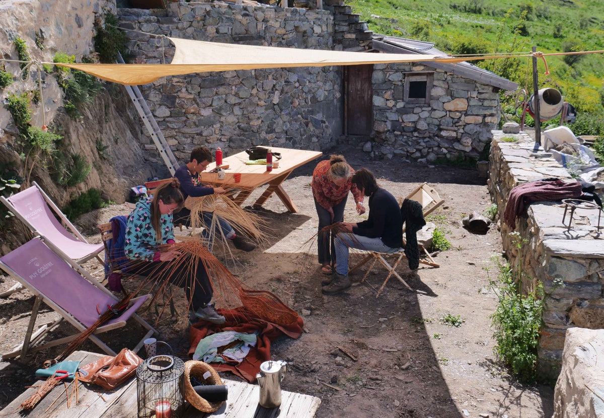 CanvasCamp CoolAir Sonnensegel in Sandfarbe über einer Terrasse an einem Steinhaus gespannt