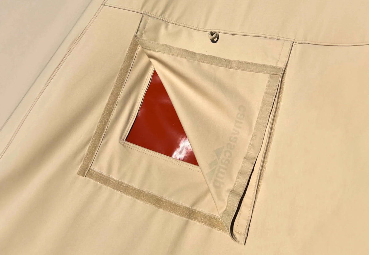 CanvasCamp DIY Ofenrohrdurchführung in Zeltstoff eingesetzt, mit einer aufgeschlagenen Ecke