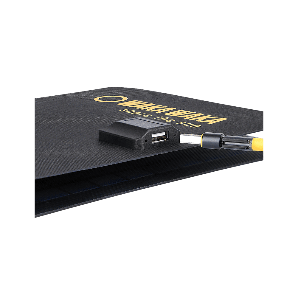WakaWaka Solar 10 zusammengeklappt, Detail der USB-Box mit einem angeschlossenen Kabel