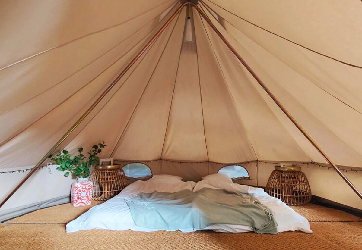 CanvasCamp DuoPod in einem Sibley Bell Tent von innen, mit einem Doppelbett in der Mitte