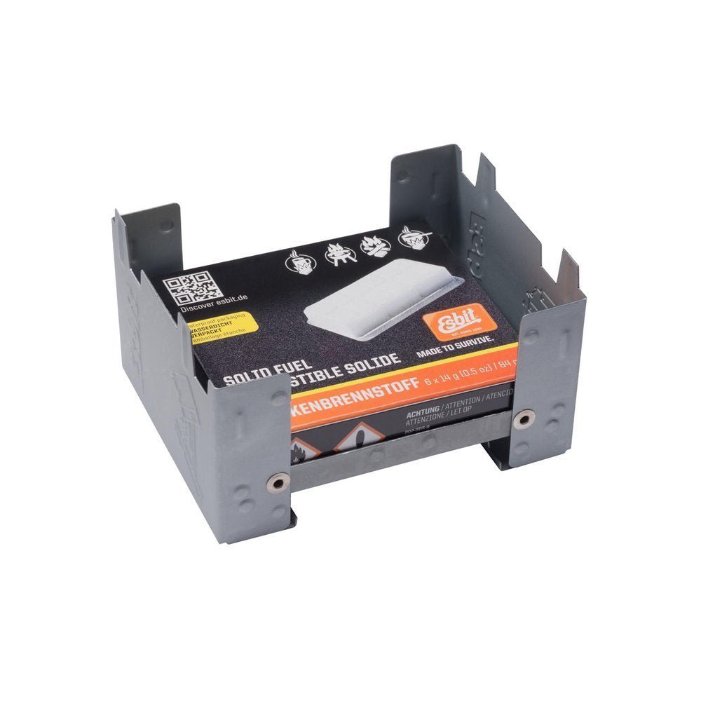 Esbit Survival Stove aufgeklappt mit einer Schachtel Brennstofftabletten im Kocher