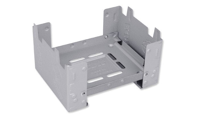 Esbit Survival Stove aufgeklappt, grauer Kochständer aus Metall mit hochgestellten Seitenwänden