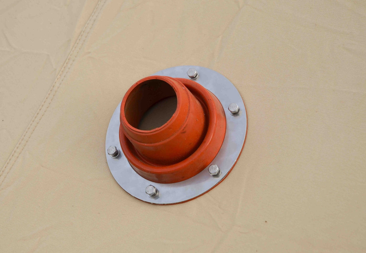 CanvasCamp Exit auf beigem Zeltstoff, orangefarbener Kragen mit Metallring festgeschraubt