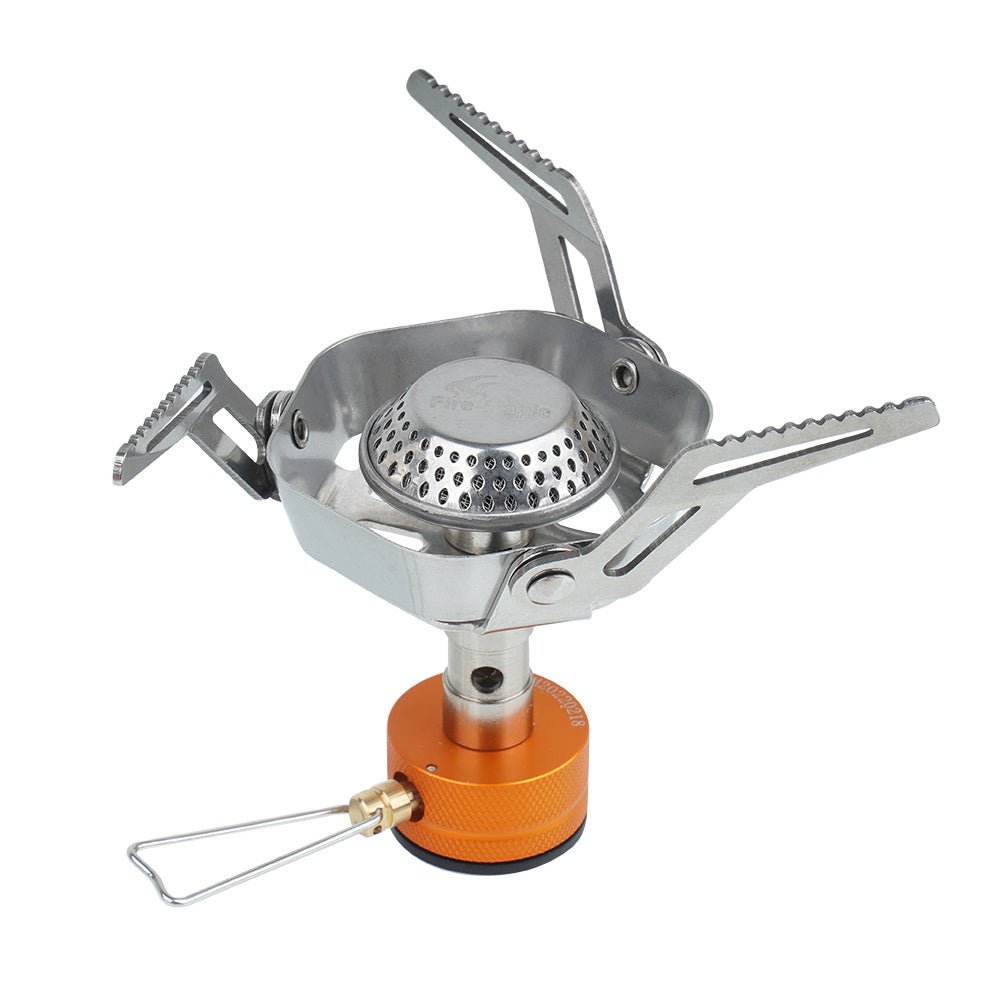 Fire Maple FMS-126 Gaskocher mit ausgeklappten Topfauflagen, Windschutz und orangefarbenem Gasanschluss