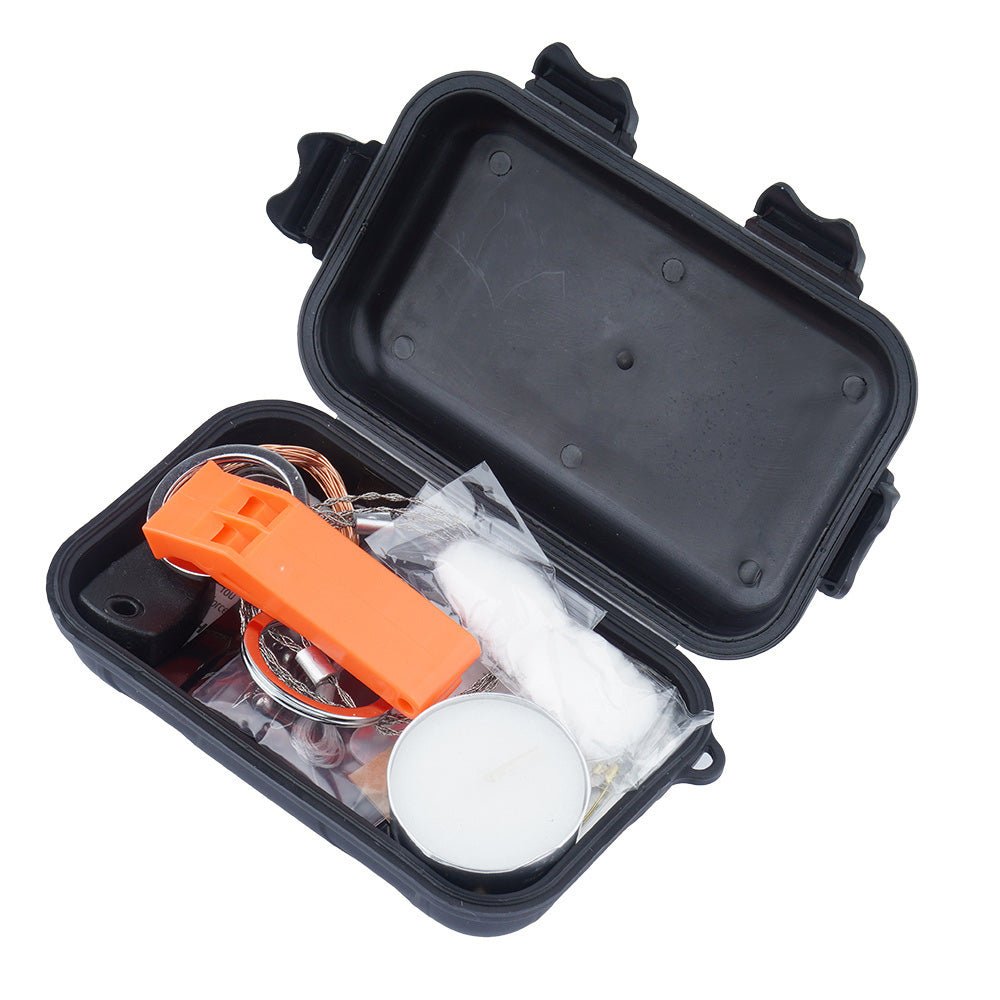 Fosco Combat Survival Kit, offene schwarze Box mit orangefarbener Pfeife, Teelicht und Watte