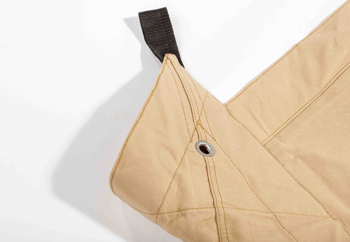 CanvasCamp Heavy Duty Shelter, umgeschlagene Ecke mit Öse und einer schwarzen Schlaufe am Rand