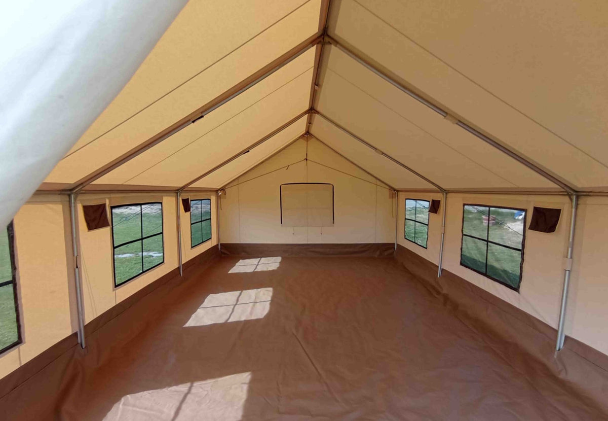 CanvasCamp Heavy Duty Safari Tent leer von innen, mit Gestänge, Fenstern und brauner Bodenplane