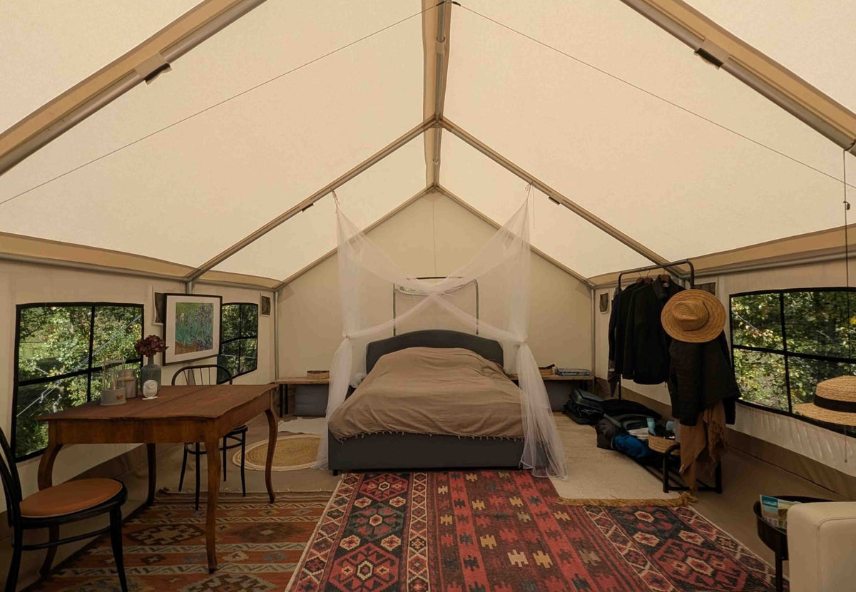 CanvasCamp Heavy Duty Safari Tent eingerichtet mit Doppelbett, Moskitonetz und Teppich