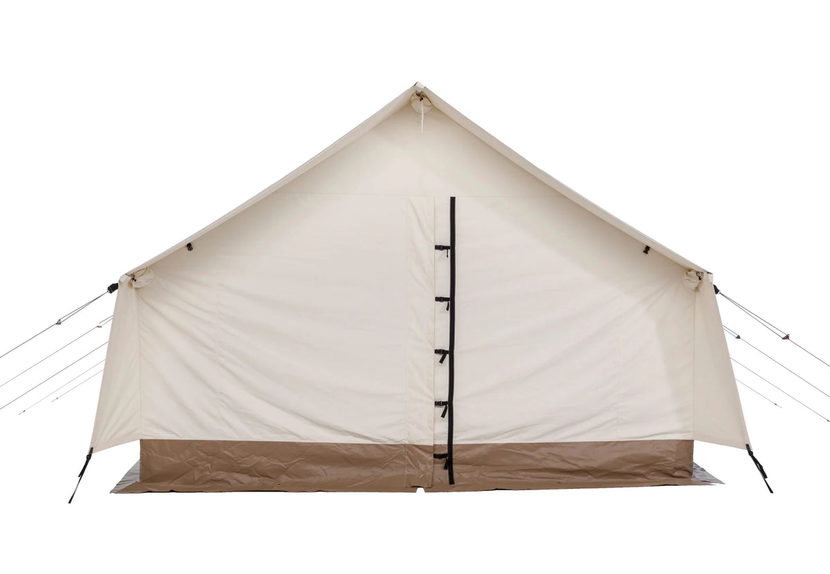 Heavy Duty Safari Tent aus naturfarbenem Canvas, Vorderseite mit geschlossener Tür und Abspannleinen