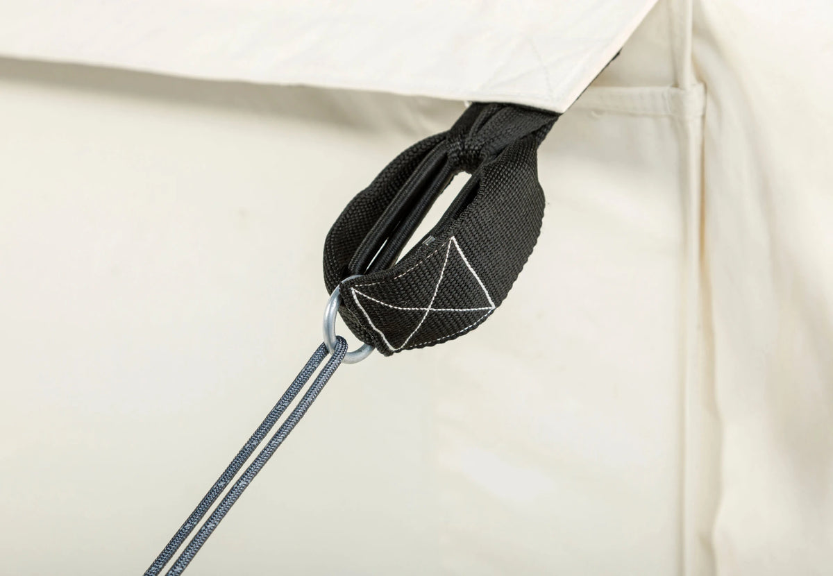 CanvasCamp Heavy Duty Safari Tent, schwarze Abspannschlaufe mit Ring am Canvas