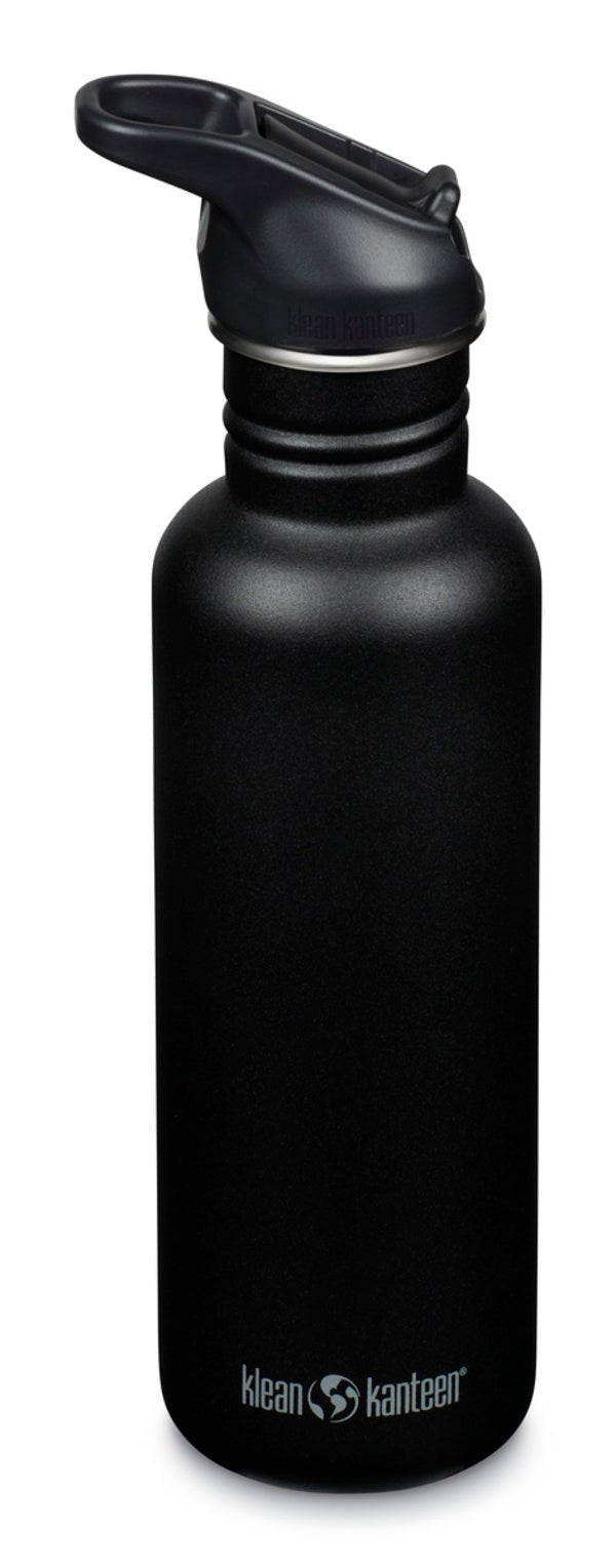 Klean Kanteen Classic Trinkflasche in Schwarz mit schwarzem Sportdeckel, von der Seite