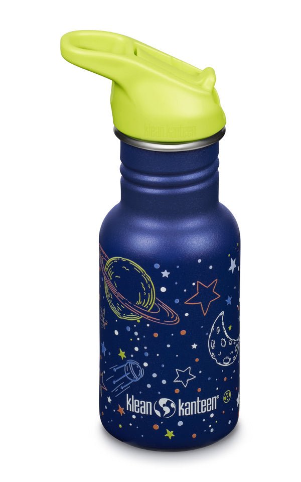 Klean Kanteen Kid Classic Trinkflasche in Dunkelblau mit Planeten und Sternen und gelbem Sportdeckel