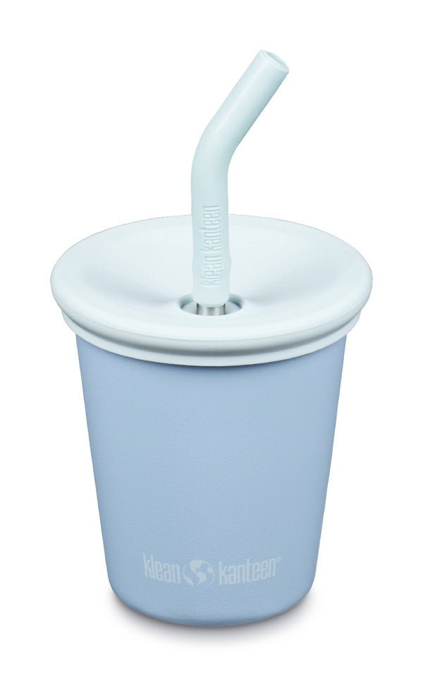 Klean Kanteen Kid Cup in Hellblau mit weißem Deckel und hellblauem Strohhalm