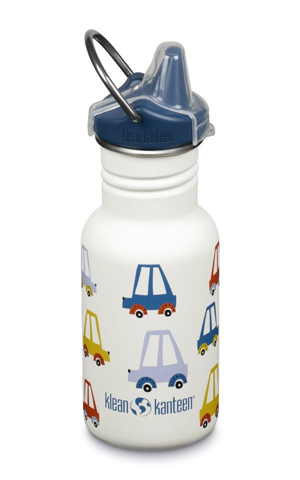 Klean Kanteen Kid Kanteen in Weiß mit kleinen Autos und dunkelblauem Trinkschnabel mit Metallring