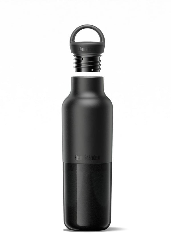 Klean Kanteen Rise Classic in Schwarz mit der Arch Loop Cap abgehoben über der offenen Flasche