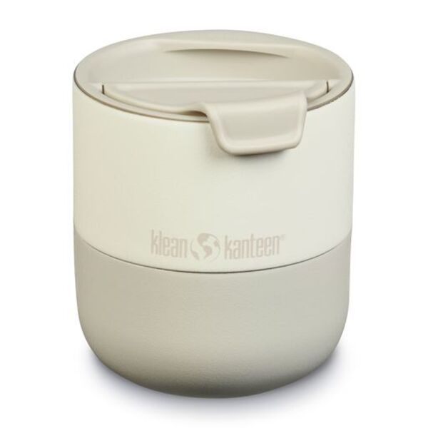 Klean Kanteen Rise Lowball Flip Lid Becher in Creme mit aufgeklappter Trinkklappe