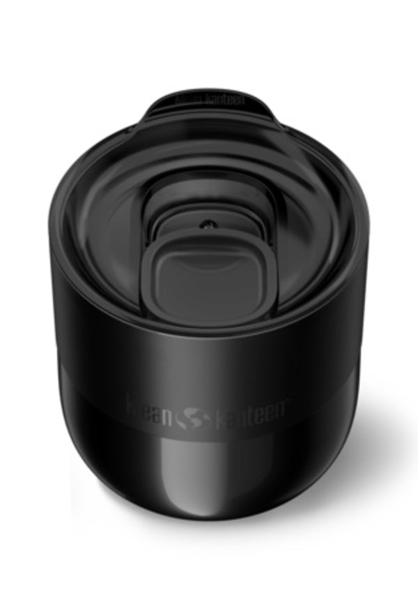 Klean Kanteen Rise Lowball Slide Lid Becher in Schwarz mit transparentem Schiebedeckel, schräg von oben