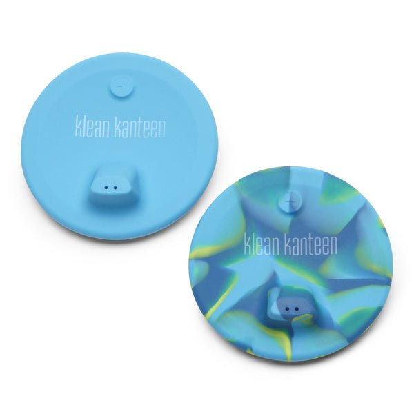 Klean Kanteen Sippy Lid Kid Cup, zwei Schnabeldeckel aus Silikon in Hellblau und blau-gelb marmoriert
