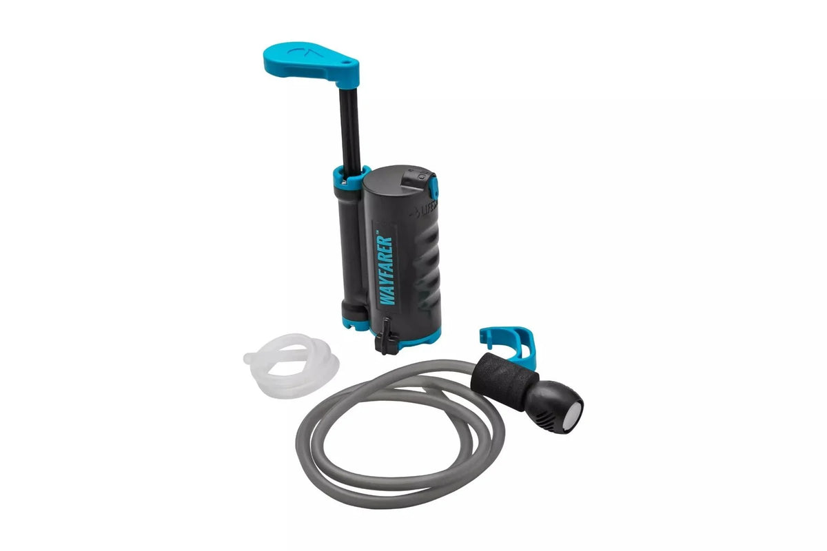 Lifesaver Wayfarer mit Pumpenstange oben, grauer Ansaugschlauch mit Vorfilter und ein loser Ring