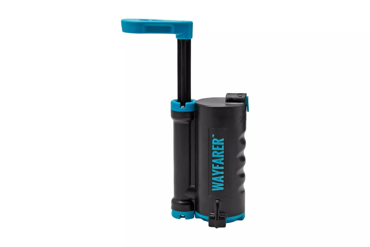 Lifesaver Wayfarer mit ausgezogener Pumpenstange und blauem Hebel, schräg von vorn