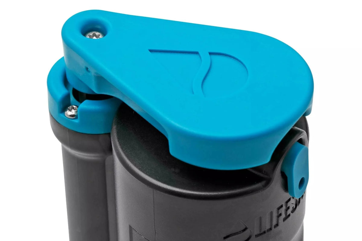 Lifesaver Wayfarer, Detail des blauen Pumphebels eingeklappt auf der Oberseite
