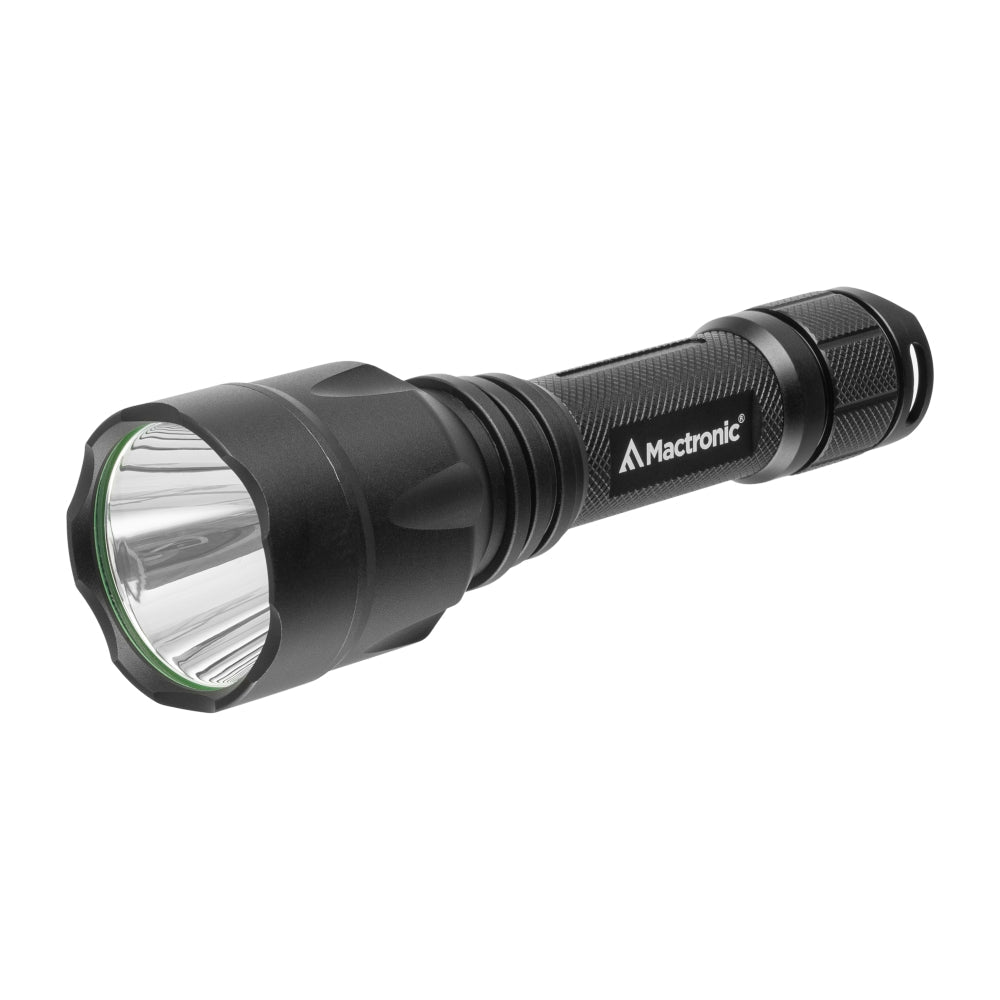 Mactronic Black Eye 1550 Taschenlampe in Schwarz, schräg von vorne mit Reflektor und Linse