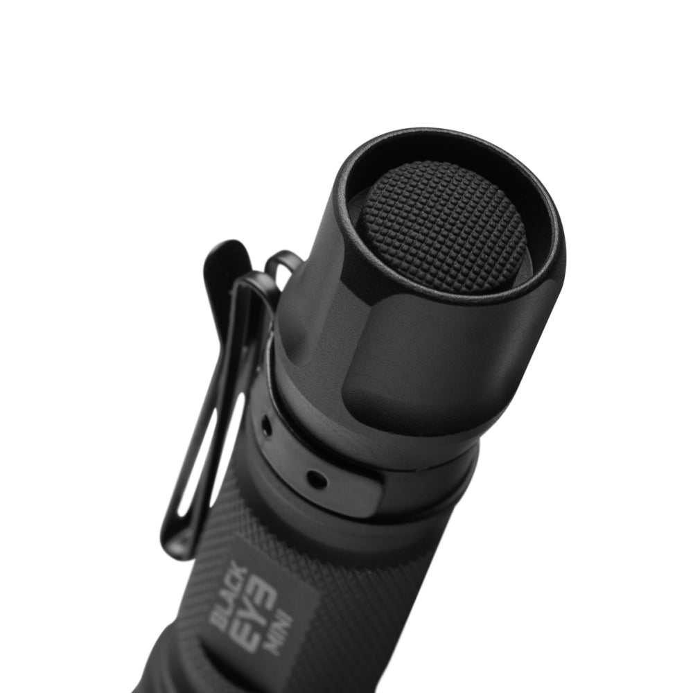 Mactronic Black Eye Mini Detail des Druckknopfs an der Rückseite und des Gürtelclips