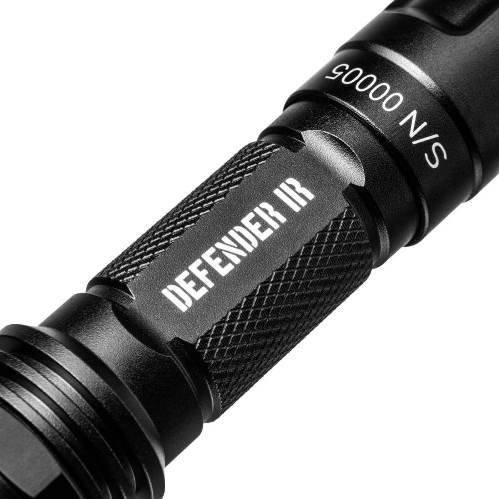 Mactronic Defender IR Detail des gerippten Gehäuses mit dem Aufdruck Defender IR