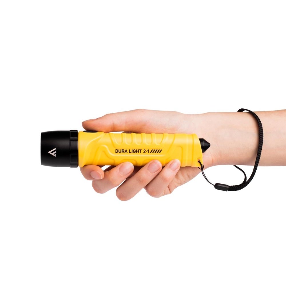 Mactronic Dura Light 2.1 gelbe Taschenlampe in einer Hand, mit der Handschlaufe hinten