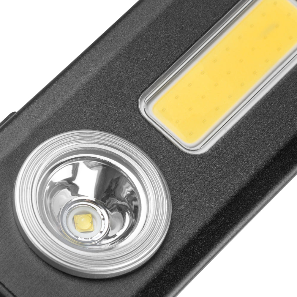 Mactronic Flagger 650 Detail des Spots mit Reflektor neben dem gelben Arbeitslicht