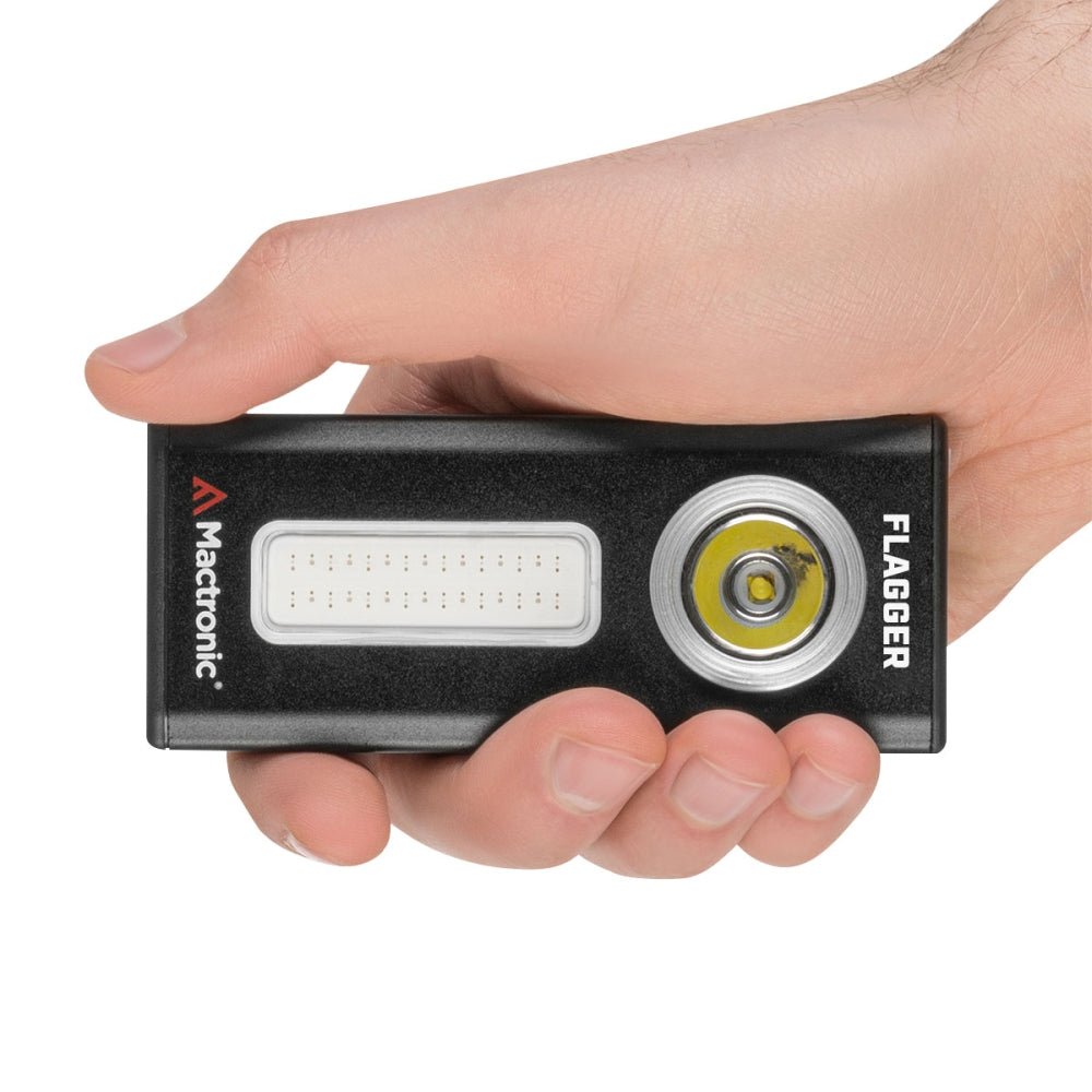 Mactronic Flagger liegend in einer Hand, mit dem LED-Panel und der runden Lampe vorne