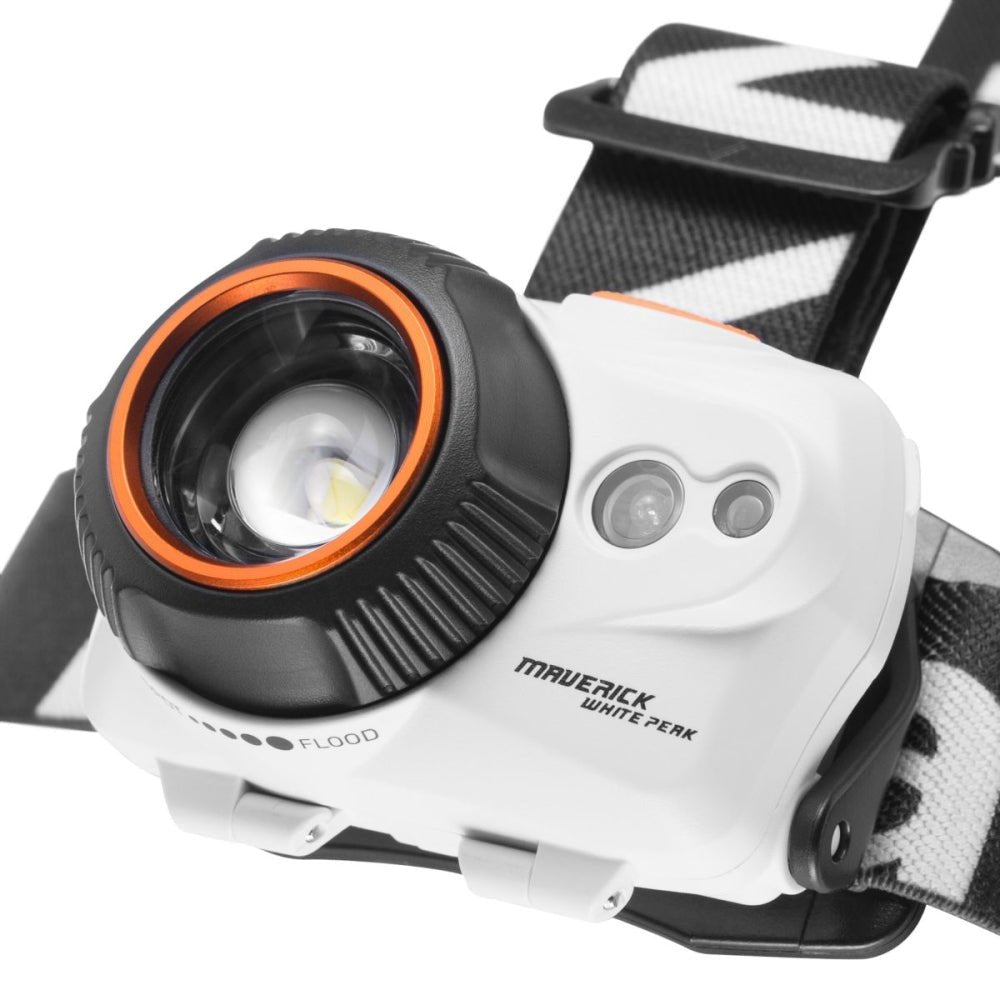 Mactronic Maverick White Peak schräg von vorne mit orangefarbenem Linsenring und dem Modellnamen an der Seite