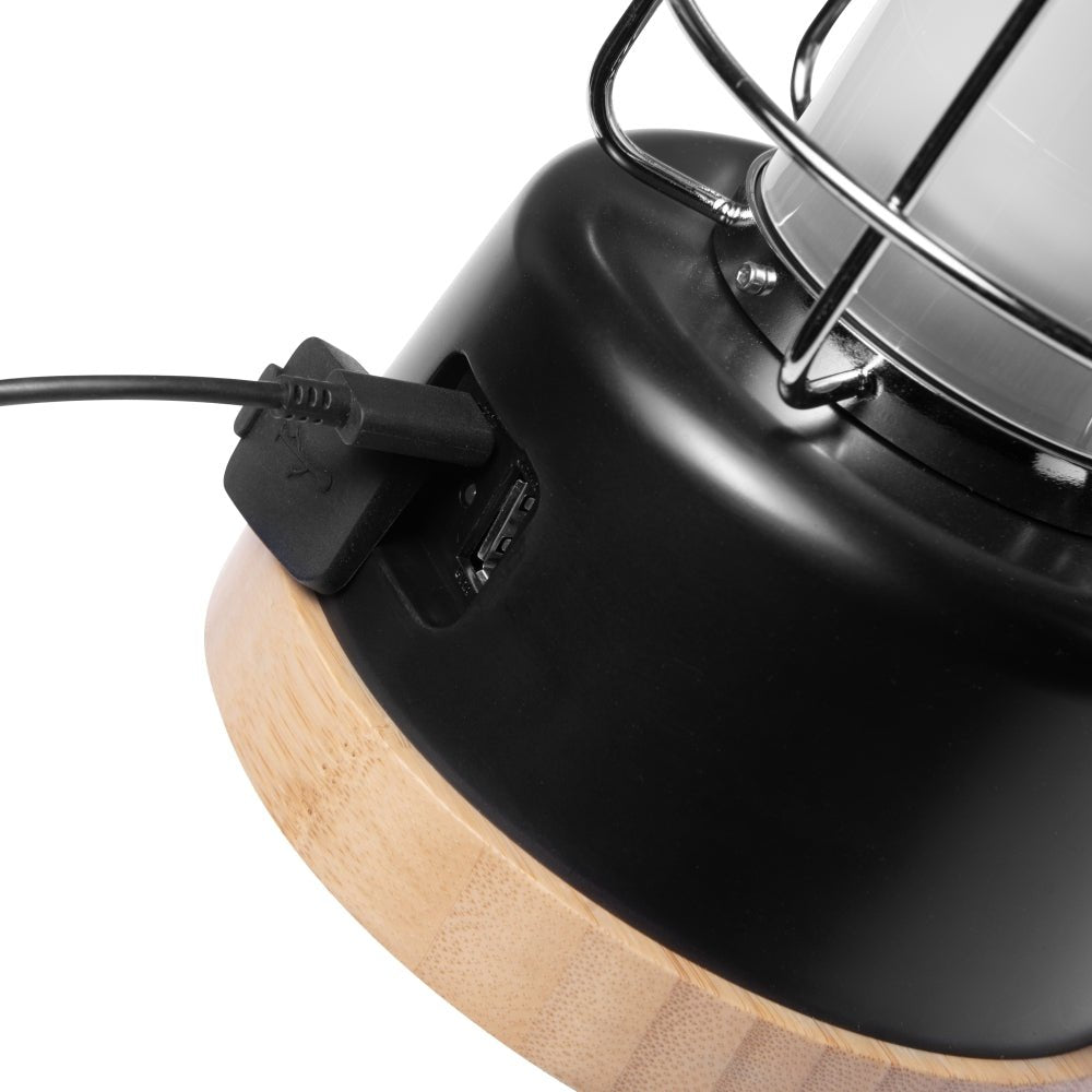 Mactronic Pacifica Detail des schwarzen Fußes mit eingestecktem Ladekabel