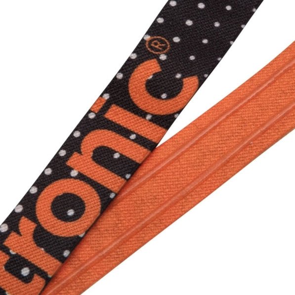 Mactronic Rebel Detail des Kopfbands, schwarz mit weißen Punkten und orangefarbener Innenseite