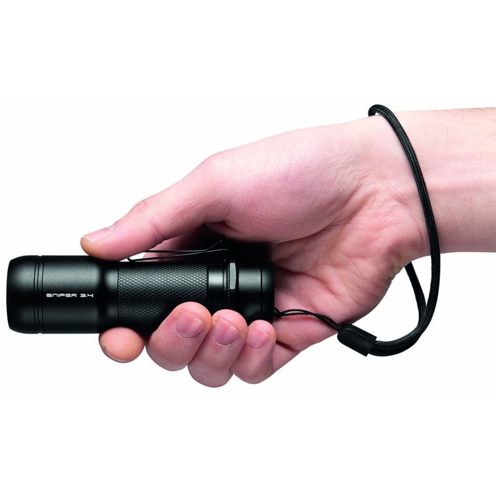 Mactronic Sniper 3.4 Taschenlampe in der Hand mit der Handschlaufe um das Handgelenk